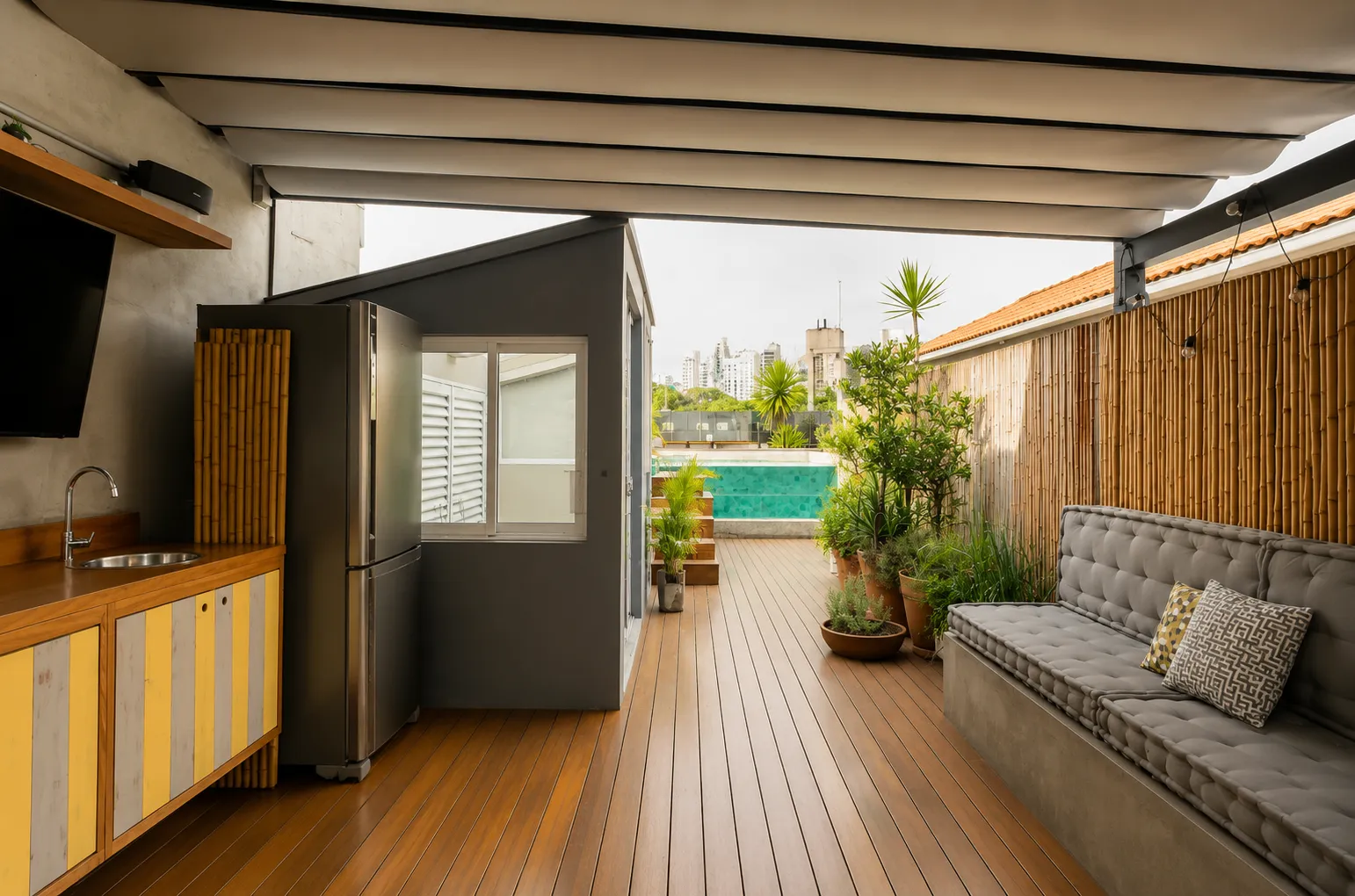 Cozinha externa do rooftop com vista para a piscina
